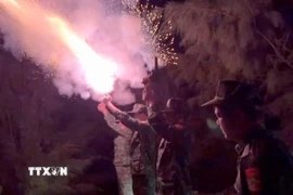 Đồn biên phòng cửa khẩu cảng Kỳ Hà bắn pháo hiệu để kêu gọi tàu thuyền vào nơi trú ẩn an toàn. (Ảnh: Đoàn Hữu Trung/TTXVN)