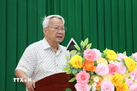Ông Bùi Quang Huy, nguyên Ủy viên Trung ương Đảng, nguyên Bí thư Tỉnh ủy Trà Vinh đóng góp ý kiến đối với dự thảo văn kiện. (Ảnh: Thanh Hòa/TTXVN)