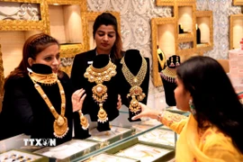 Trang sức vàng được bày bán tại tiệm kim hoàn ở Bhopal, Ấn Độ. (Ảnh: THX/TTXVN)