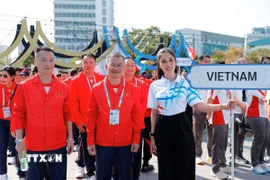 Đoàn thể thao Việt Nam tham dự lễ thượng cờ SEA Games 33. (Ảnh: Minh Quyết/TTXVN)
