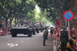 Các khối diễu binh, diễu hành trên đường phố Hà Nội trong Lễ tổng duyệt A80. (Ảnh: Lê Đông/TTXVN)