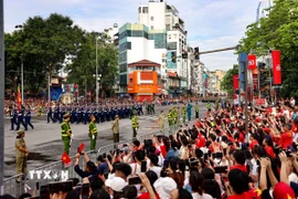 Các khối diễu binh, diễu hành đi qua Cửa Nam trong sự chào đón nồng hậu của nhân dân. (Ảnh: Thanh Tùng/TTXVN)
