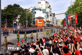 Các khối diễu binh, diễu hành đi qua Cửa Nam trong sự chào đón nồng hậu của nhân dân. (Ảnh: Thanh Tùng/TTXVN)