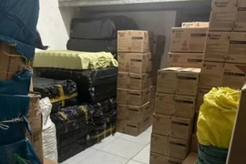 Tang vật là nhiều thùng carton, chai nhớt giả.