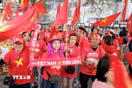 Cổ động viên đến sân Việt Trì cổ vũ Đội tuyển Việt Nam. (Ảnh: Tạ Toàn/TTXVN)