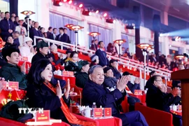 Tổng Bí thư Tô Lâm, các đồng chí lãnh đạo, nguyên lãnh đạo Đảng, Nhà nước và các đại biểu dự chương trình nghệ thuật đặc biệt "Dưới lá cờ vẻ vang của Đảng.” (Ảnh: TTXVN)