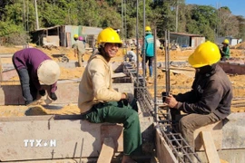 Công nhân tích cực thi công tại điểm trường xã Ia Púch, tỉnh Gia Lai. (Ảnh: Hoài Nam/TTXVN)