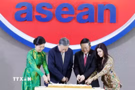 Tổng Bí thư Tô Lâm và Phu nhân cùng Tổng Thư ký ASEAN Kao Kim Hourn và Phu nhân cắt bánh chào mừng 30 năm Việt Nam gia nhập ASEAN. (Ảnh: Thống Nhất/TTXVN)
