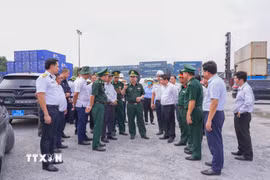 Đoàn công tác Bộ Tư lệnh Bộ đội Biên phòng và lãnh đạo tỉnh Tây Ninh khảo sát thực tế công tác phân luồng giao thông và kiểm tra giám sát hàng hóa xuất nhập khẩu tại Cảng cạn Tân Cảng-Mộc Bài. (Ảnh: Minh Phú/TTXVN)