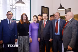 Chủ tịch Quốc hội Trần Thanh Mẫn và Phu nhân với thành viên Hội Hữu nghị Italy-Việt Nam tại Milan. (Ảnh: Doãn Tấn/TTXVN)