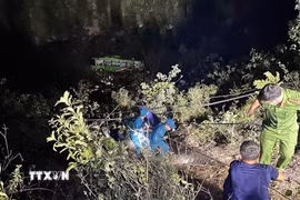 Lực lượng chức năng nỗ lực cứu nạn, kịp thời đưa các nạn nhân đi cấp cứu. (Ảnh: TTXVN phát)
