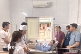 Đoàn công tác Sở Y tế Nghệ An thăm hỏi, động viên các bệnh nhân bị ngộ độc tại Bệnh viện Đa khoa Diễn Châu. (Ảnh: TTXVN phát)