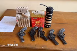 Số vũ khí và pháo người dân nhặt được và giao nộp cho lực lượng Công an Thanh Hóa. (Ảnh: TTXVN phát)