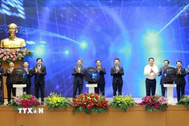 Thủ tướng Phạm Minh Chính và các đại biểu khai trương Cổng pháp luật Quốc gia. (Ảnh: Dương Giang/TTXVN)