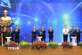Thủ tướng Phạm Minh Chính và các đại biểu khai trương Cổng pháp luật Quốc gia. (Ảnh: Dương Giang/TTXVN)