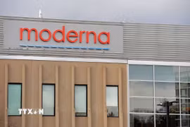 Biểu tượng của Moderna tại trụ sở ở Norwood, Massachusetts, Mỹ. (Ảnh: AFP/TTXVN)