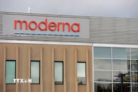 Biểu tượng của Moderna tại trụ sở ở Norwood, Massachusetts, Mỹ. (Ảnh: AFP/TTXVN)