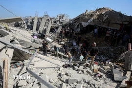 Hiện trường đổ nát sau khi Israel không kích trại tị nạn Jabalia ở phía Bắc Dải Gaza ngày 16/5/2025. (Ảnh: THX/TTXVN)