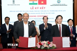 Lãnh đạo Trung tâm Xúc tiến Đầu tư, Thương mại và Du lịch tỉnh Lạng Sơn cùng Hiệp hội Doanh nghiệp Ấn Độ tại Việt Nam ký kết Bản ghi nhớ hợp tác phát triển đầu tư, thương mại và du lịch. (Ảnh: Văn Đạt/TTXVN)