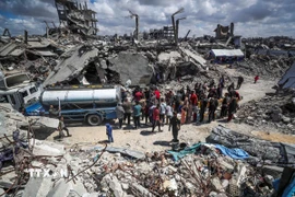 Người dân Palestine xếp hàng chờ lấy nước sinh hoạt tại trại tị nạn ở Dải Gaza ngày 10/4/2025. (Ảnh: THX/TTXVN)