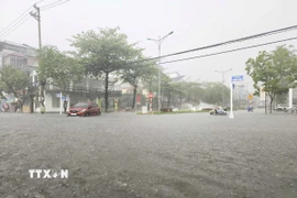 Hình ảnh mưa lớn gây ngập úng trên các tuyến phố ở Điện Biên ngày 16/4. (Ảnh: Xuân Tư/TTXVN)