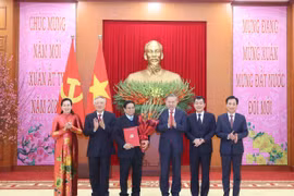 Tổng Bí thư Tô Lâm trao Quyết định thành lập Đảng bộ, tổ chức bộ máy, chức năng nhiệm vụ và chỉ định Bí thư, các Phó Bí thư Đảng ủy Chính phủ nhiệm kỳ 2020-2025. (Ảnh: Thống Nhất/TTXVN)