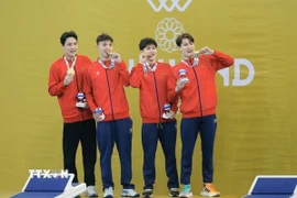 Nguyễn Viết Tường, Nguyễn Huy Hoàng, Trần Văn Nguyễn Quốc, Trần Hưng Nguyên giành HCV nội dung bơi 4x200m tự do nam. (Ảnh: Minh Quyết/TTXVN)