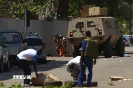 Hiện trường một vụ tấn công tại Ouagadougou, Burkina Faso. (Ảnh: AFP/ TTXVN)