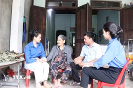 Đoàn viên thanh niên xã Ea Súp thăm hỏi người có công với cách mạng nhân kỷ niệm Ngày Thương binh-Liệt sỹ. (Ảnh: Nguyên Dung/TTXVN)