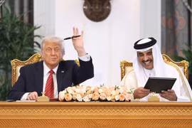 Tổng thống Mỹ Donald Trump và Quốc vương Qatar Sheikh Tamim bin Hamad Al-Thani trong lễ ký kết tại Doha vào ngày 14/5. (Nguồn: Getty Images)