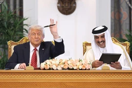 Tổng thống Mỹ Donald Trump và Quốc vương Qatar Sheikh Tamim bin Hamad Al-Thani trong lễ ký kết tại Doha vào ngày 14/5. (Nguồn: Getty Images)