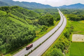 Phương tiện lưu thông trên tuyến cao tốc Nội Bài-Lào Cai. (Ảnh: PV/Vietnam+)