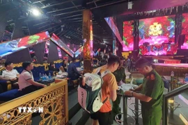 Lực lượng chức năng kiểm tra quán bar Monaco trên địa bàn phường Buôn Ma Thuột, tỉnh Đắk Lắk. (Ảnh: TTXVN phát)