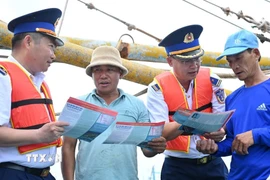 Cơ quan chức năng tuyên truyền về IUU cho ngư dân xã Long Hải, Thành phố Hồ Chí Minh trước khi ra khơi đánh bắt hải sản trên biển. (Ảnh: Hoàng Nhị/TTXVN)