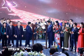 Thủ tướng Phạm Minh Chính tiến hành nghi thức đánh cồng khởi động một giai đoạn phát triển mới tại Diễn đàn Kinh tế tư nhân Việt Nam (VPSF) 2025. (Ảnh: Dương Giang/TTXVN)