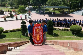 Đông đảo người dân và du khách đến dâng hoa, dâng hương tại Thành cổ Quảng Trị. (Ảnh: Tường Vi/TTXVN)