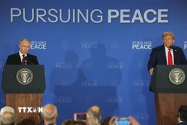 Tổng thống Mỹ Donald Trump (phải) và Tổng thống Nga Vladimir Putin trong cuộc họp báo chung tại Căn cứ Elmendorf-Richardson ở Anchorage, bang Alaska (Mỹ) ngày 15/8/2025. (Ảnh: THX/TTXVN)