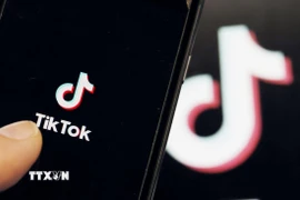 Biểu tượng ứng dụng TikTok trên màn hình điện thoại di động. (Ảnh: Kyodo/TTXVN)
