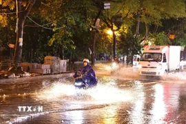 Hà Nội chiều tối và đêm có lúc có mưa rào và dông. (Ảnh minh họa: Minh Đức/TTXVN)