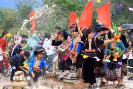 Người dân và du khách tham gia té nước tại ngày hội. (Ảnh: Trung Kiên/TTXVN)