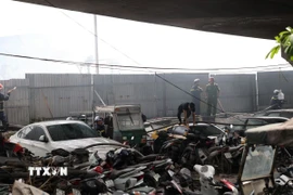 Lực lượng chức năng tiếp cận hiện trường. (Ảnh: Vũ Quang/TTXVN)