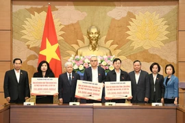 Phó Bí thư Thường trực Thành ủy Hà Nội Nguyễn Văn Phong trao kinh phí hỗ trợ cho các tỉnh: Đắk Lắk, Lâm Đồng, Khánh Hòa. (Nguồn: Hanoimoi)