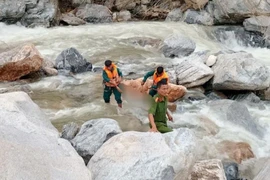 Đà Nẵng: Tìm kiếm cháu bé bị nước cuốn trôi khi tắm suối Nước Na