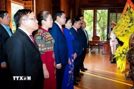 Bí thư Trung ương Đảng, Phó Thủ tướng Chính phủ Phạm Thị Thanh Trà cùng Đoàn công tác dâng hương tưởng niệm Chủ tịch Hồ Chí Minh tại Khu di tích Quốc gia đặc biệt Kim Liên. (Ảnh: TTXVN phát)