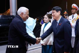 Chủ nhiệm Ủy ban Văn hóa và Xã hội của Quốc hội Nguyễn Đắc Vinh đón Chủ tịch Hội đồng châu Âu António Costa tại sân bay quốc tế Nội Bài, Hà Nội. (Ảnh: Phạm Kiên/TTXVN)