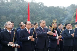 Tổng Bí thư Tô Lâm cùng đoàn công tác Trung ương dâng hương tưởng niệm Chủ tịch Hồ Chí Minh tại Đền thờ Bác Hồ tại Khu Di tích quốc gia đặc biệt Pác Bó (Cao Bằng). (Ảnh: Thống Nhất/TTXVN)