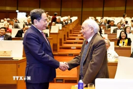 Chủ tịch Quốc hội Trần Thanh Mẫn với đại biểu. (Ảnh: Doãn Tấn/TTXVN)