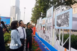 Các đại biểu tham quan triển lãm. (Ảnh: Thu Hoài/TTXVN)