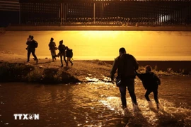 Những người di cư ở biên giới Mỹ. (Ảnh: THX/TTXVN)