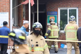 Hiện trường vụ cháy nổ tại khu chung cư ở thành phố Gyeongsan, Hàn Quốc, ngày 23/7/2026. (Ảnh: Yonhap/TTXVN phát)